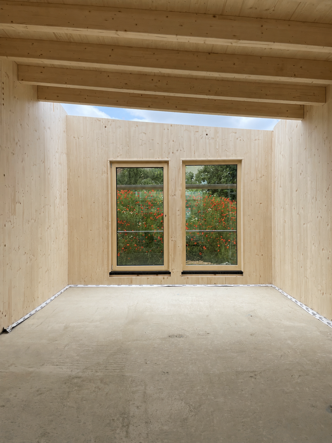Innenraum eines Holzhauses in Vettweiß mit sichtbarer Holzdecke
